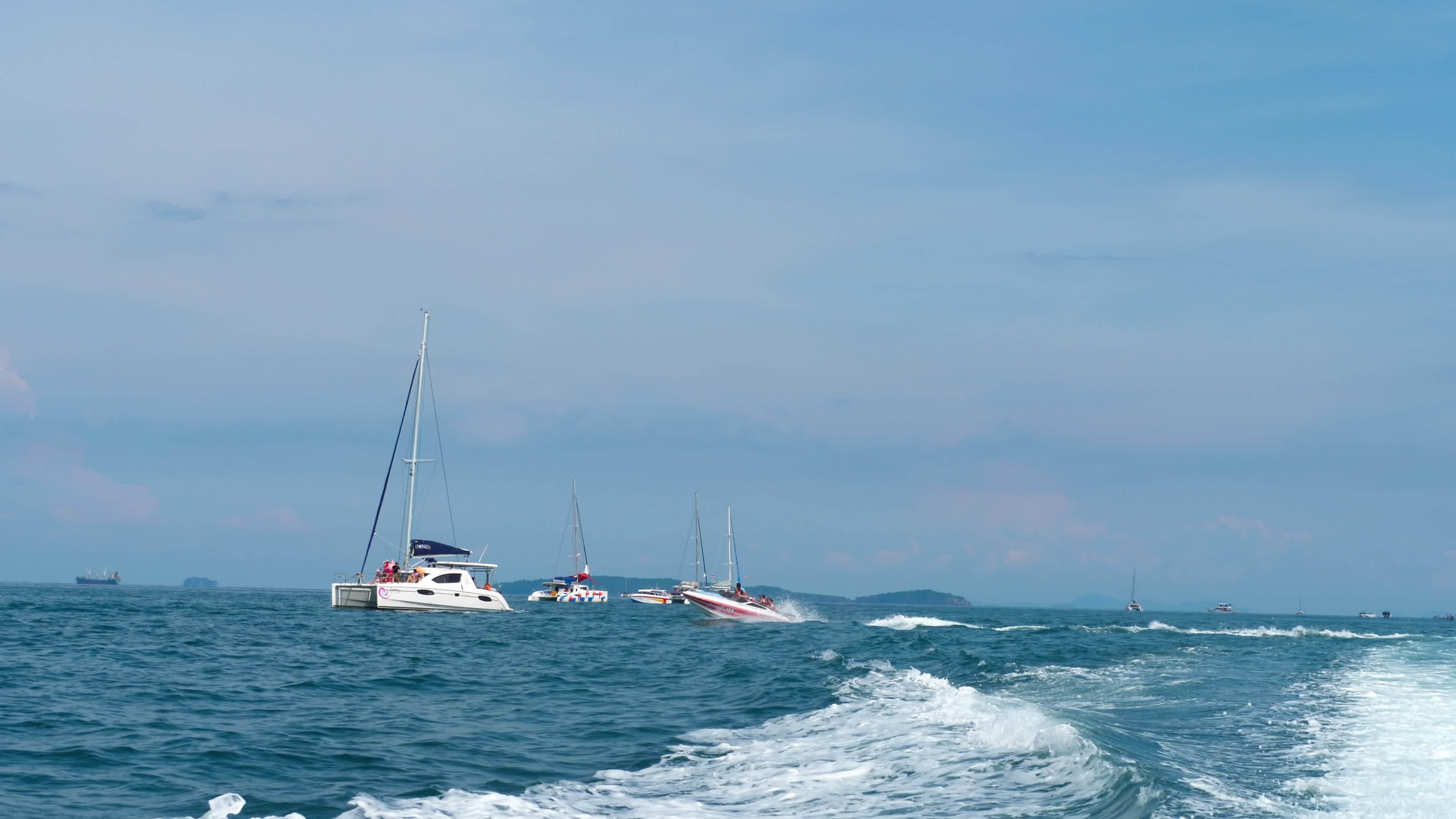 catamarans, jachten en speedboten in uitzicht op de Andamanzee vanaf achterkant van bewegende speedboot 19899569 - Gratis HD Videoclips & Videomateriaal