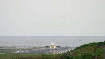 avion approchant avant d'atterrir à l'aéroport de phuket tôt le matin video