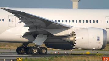 Frankfurt ben hoofd, Duitsland juli 18, 2017 - latam luchtvaartmaatschappijen Chili boeing 787 cc bge beurt naar begin voordat vertrek. fraport, Frankfurt, Duitsland video