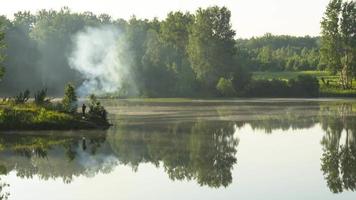 paisagem de timelapse com neblina matinal no lago da floresta video