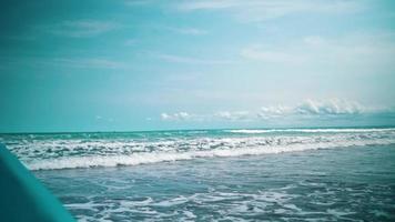 das Aussicht von das Wellen und das Blau Meer von das Boot während auf Ferien beim das Strand video