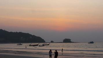 timelapse van zonsondergang over oceaanlandschap, het strand van nai harn, phuket, thailand video