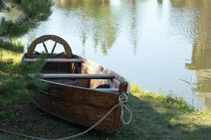 de madera barco por el lago con Copiar espacio foto