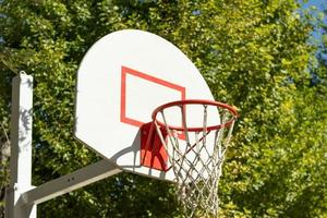 baloncesto aro al aire libre actividad. baloncesto anillo foto