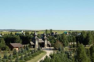 antiguo de madera pueblo en bosque paisaje. parque con turistas foto