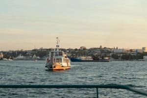 Embarcacion flotadores en el agua en el Puerto ciudad foto