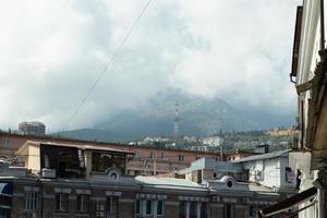 niebla en el montañas. un ciudad en un enselvado y montañoso área. recurso pueblo para recreación foto