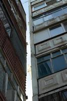 vertical Disparo de Clásico residencial casa con apartamentos foto