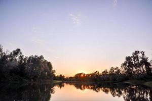 puesta de sol sobre el río foto