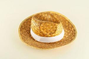 Paja sombrero en blanco foto