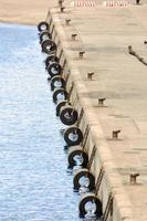 agua a lo largo el muelle foto