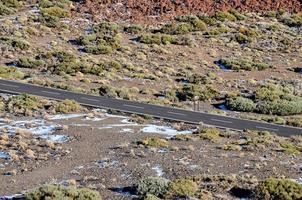 la carretera mediante el escénico paisaje foto