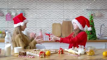 wenig Mädchen mit Geschenk auf Weihnachten im dekoriert Leben Zimmer. video