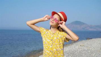 adorabile bambina divertirsi in spiaggia tropicale durante le vacanze video