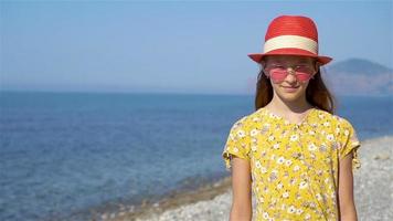 jolie petite fille à la plage pendant les vacances d'été video