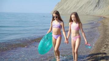 entzückende kleine mädchen, die spaß am strand haben video