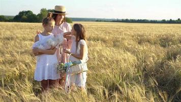 família feliz jogando em um campo de trigo video