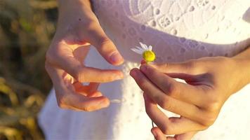 niña con flor en blanco vestir video