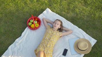 weinig glimlachen meisje spelen in de park video