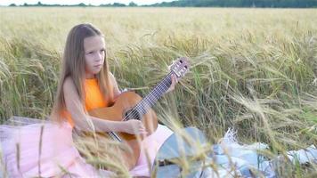 förtjusande preschooler flicka i vete fält på värma och solig sommar dag video