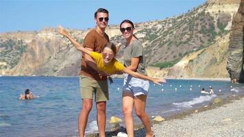 jovem família na praia branca durante as férias de verão video