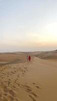 meninas entre dunas no deserto de rub al-khali nos Emirados Árabes Unidos video