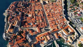 vista aérea de drones de la antigua ciudad histórica de dubrovnik en croacia, sitio del patrimonio mundial de la unesco. famosa atracción turística en el mar adriático. mejores destinos del mundo.