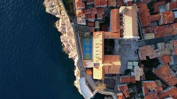 aereo fuco Visualizza di il vecchio storico città di dubrovnik nel Croazia, unesco mondo eredità luogo. famoso turista attrazione nel il Adriatico mare. migliore destinazioni nel il mondo. video