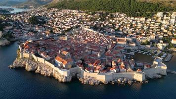 antenn Drönare se av de gammal historisk stad av dubrovnik i kroatien, unesco värld arv webbplats. känd turist attraktion i de adriatisk hav. bäst destinationer i de värld. video