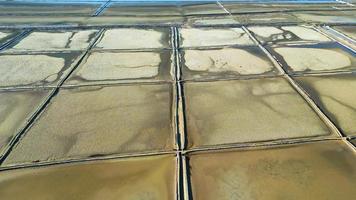 vista aérea com drone dos campos de sal em solana pag, o maior produtor de sal marinho da croácia, e suas operações são baseadas em uma tradição de mil anos de produção de sal marinho na ilha de pag. video