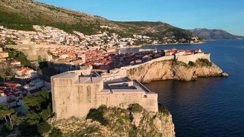 aereo fuco Visualizza di il vecchio storico città di dubrovnik nel Croazia, unesco mondo eredità luogo. famoso turista attrazione nel il Adriatico mare. migliore destinazioni nel il mondo. video