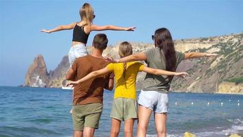 la giovane famiglia in vacanza si diverte molto video