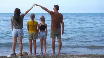 la giovane famiglia in vacanza si diverte molto video