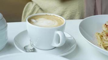Person Hand Rühren ein Tasse von Kaffee mit Löffel video