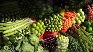 Frais des légumes vente à local marché dans Dhaka . video