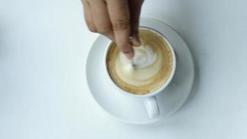 persoon hand- roeren koffie met lepel video