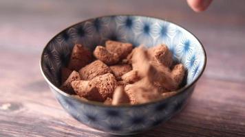 chocolate café da manhã cereal dentro uma tigela em mesa video