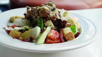Poulet grillé et salade de légumes frais sur table video