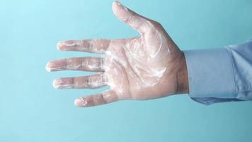 mans mano aplicando petróleo jalea en mano en azul video