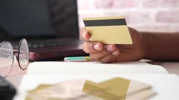 main en portant crédit cartes en train de lire information . video