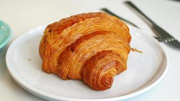 Frais cuit croissant et une couteau sur assiette video