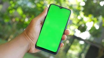 usando inteligente telefone com verde tela, fechar acima video