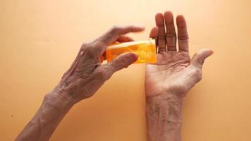 Sénior mans main avec médicament déversé en dehors de le pilule récipient video