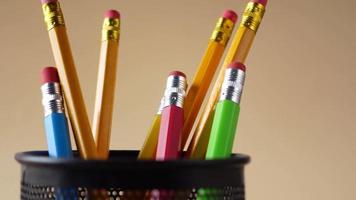 många Färg konst pennor i behållare , video