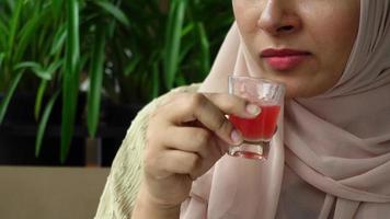 mujer Bebiendo agua melón bebidas video