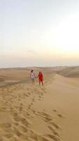 Mädchen unter den Dünen in der Wüste Rub Al-Khali in den Vereinigten Arabischen Emiraten video