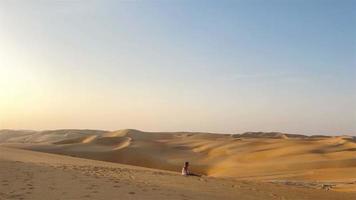 ragazza tra dune nel strofinare al-khali deserto nel unito arabo Emirates video