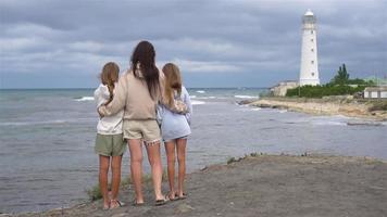 Familie von drei gehen zu das Leuchtturm video