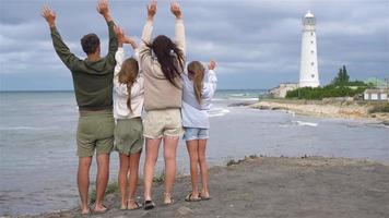 Eine vierköpfige Familie geht zum Leuchtturm video