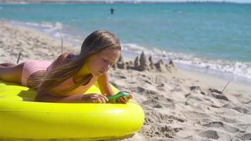 aanbiddelijk meisje Aan opblaasbaar lucht matras Aan de strand video